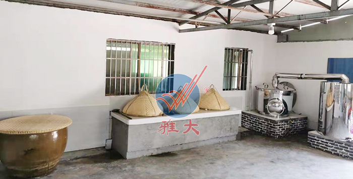 改造后的蒸酒車間設(shè)計合理，擺放整齊