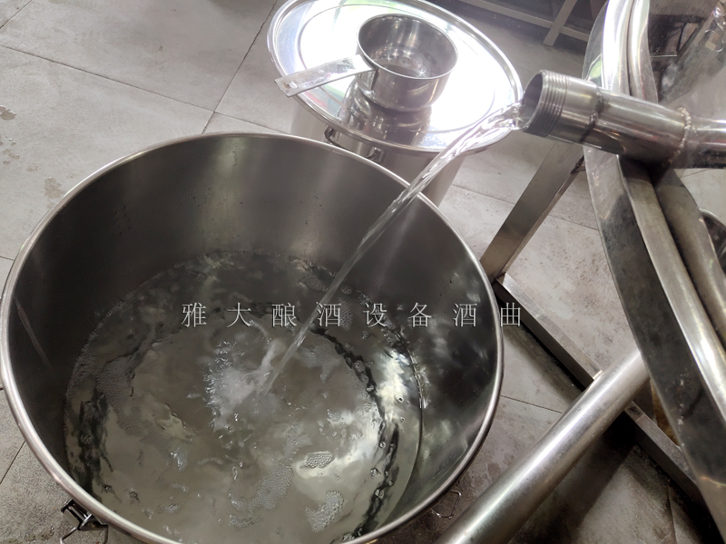 1小時后，1000斤釀酒設備開始出酒