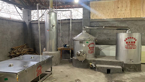 用蒸汽釀酒設(shè)備做固態(tài)酒，泡糧具體步驟一定要知道！