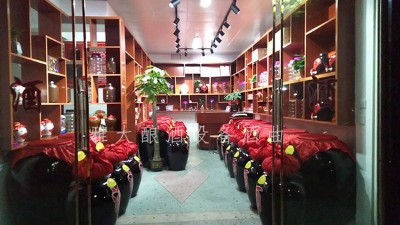 小酒坊開啟現(xiàn)蒸現(xiàn)賣模式，純糧釀酒設(shè)備做酒過程對(duì)外全公開！