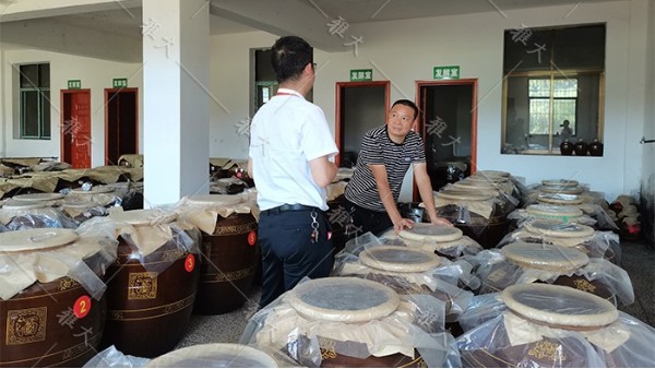 他引進白酒釀造設備，返鄉(xiāng)當起釀酒師，致富路上酒香四溢