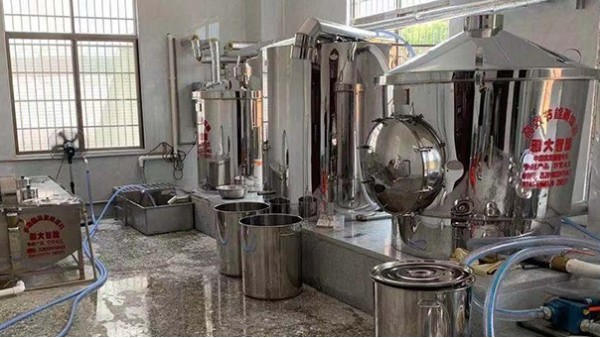 70后企業(yè)家引進不銹鋼釀酒設(shè)備釀酒，助推鄉(xiāng)村振興！