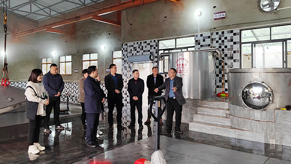 引進大型釀酒設備做傳統(tǒng)糧食酒，酒壇里“釀”出生活好滋味