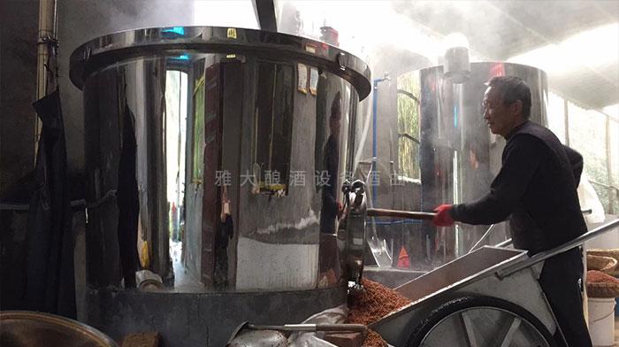 雅大側(cè)開口設備出料方便，省時省力