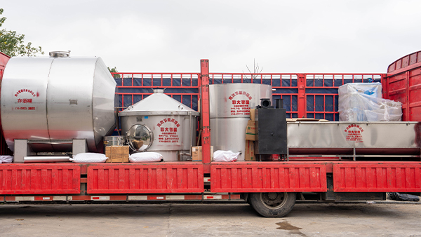 春分窖池醒｜懂行的老板已到雅大搶設(shè)備，今年頭茬酒就看這一窖！