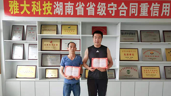 張總用釀酒蒸餾設(shè)備釀造企業(yè)專屬招待酒，卻意外成就釀酒大事業(yè)