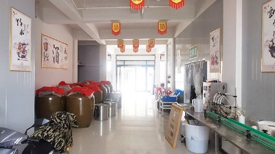 辛苦打工賺錢難，還不如買套蒸酒設(shè)備回家釀酒賺錢多！