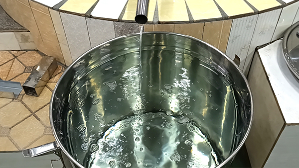 用烤酒設(shè)備烤酒時，怎樣才能得到更多低度酒？