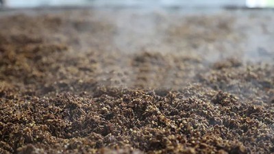 用白酒釀造設(shè)備蒸酒，怎樣才能更好的讓酒中風(fēng)味物質(zhì)餾出？