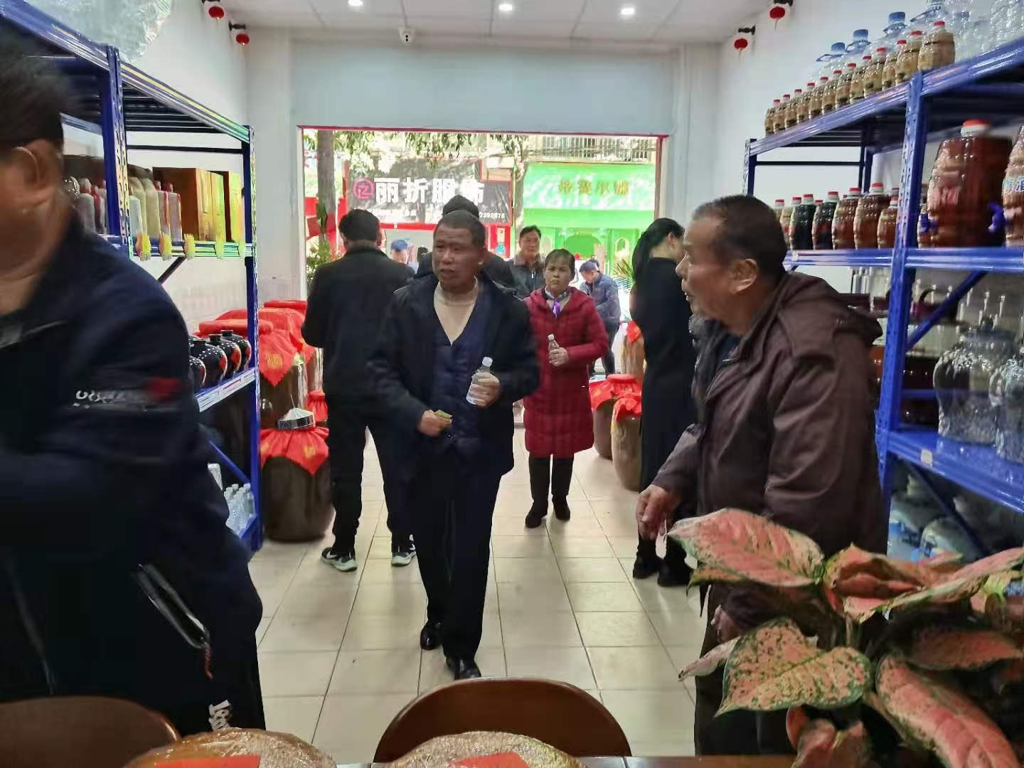 來(lái)買(mǎi)酒的客戶越來(lái)越多