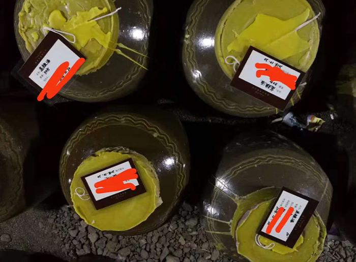 寫上自己的名字和存酒時間，現(xiàn)場封壇