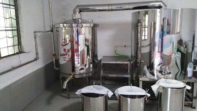 用蒸酒設(shè)備做酒，這樣做出酒穩(wěn)定，出高度酒也多。