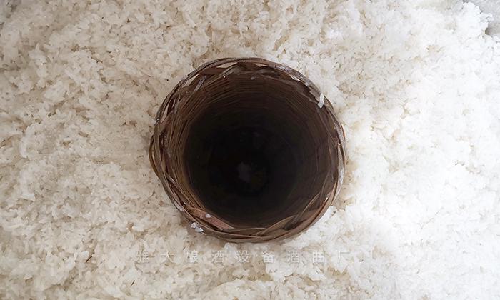 在外面撒上一層酒曲，發(fā)酵徹底