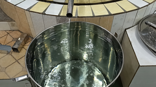 劉總回家開大型釀酒設(shè)備酒廠，實現(xiàn)中年留守村民再就業(yè)！