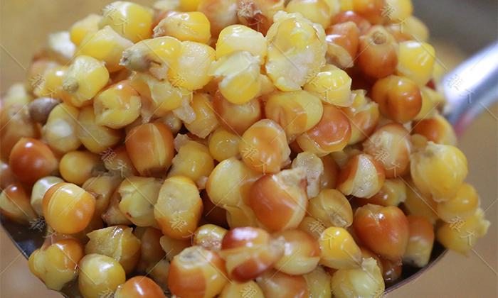 玉米蒸至開(kāi)花率95%以上，外干內(nèi)軟