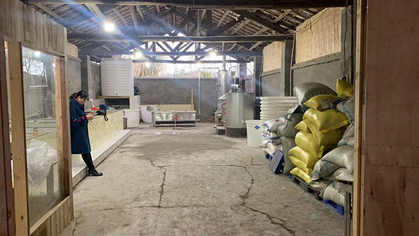 每天用不銹鋼釀酒設備烤2鍋酒，每鍋酒售價1800元