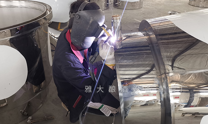 雅大釀酒設(shè)備細(xì)細(xì)打磨，以保證每臺設(shè)備的質(zhì)量