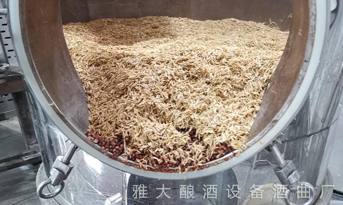 加輔料時，用蒸酒設(shè)備將稻殼蒸后再用
