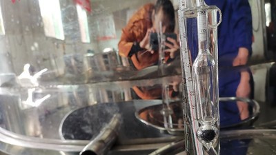 白酒蒸餾設備蒸酒時，接酒的度數(shù)如何處理？