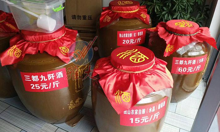 春節(jié)備貨大戰(zhàn)打響，用做酒設(shè)備釀酒的純糧酒坊已進(jìn)入賣酒高峰 5.jpg