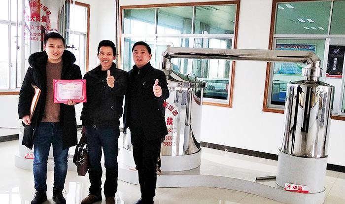 春節(jié)備貨大戰(zhàn)打響，用做酒設(shè)備釀酒的純糧酒坊已進(jìn)入賣酒高峰 6