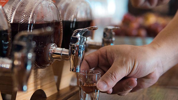 用小型酒廠釀酒設(shè)備釀的低度酒不如高度酒？