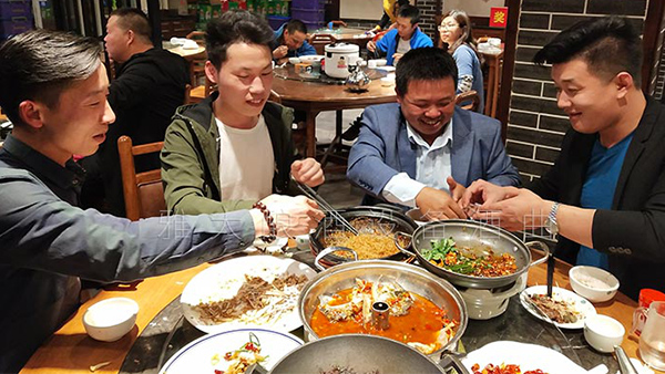 月圓中秋i憶家人！用蒸汽釀酒設備釀酒創(chuàng)業(yè)長久陪伴家人