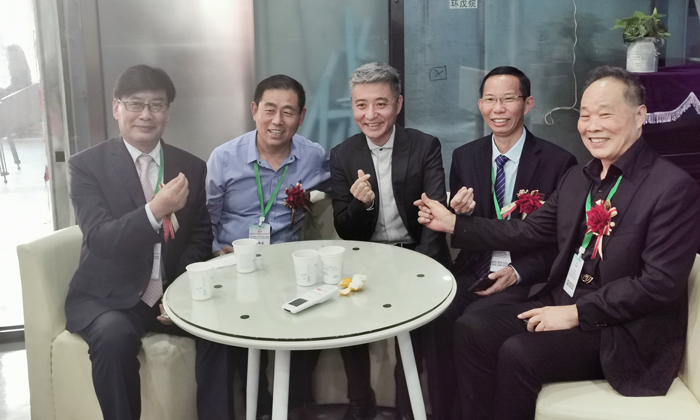 6會(huì)議休息期間,雅大智能董事長胡順開與大國工匠們親切交流