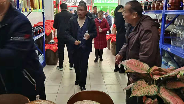 【小型酒廠釀酒設備】縣鄉(xiāng)酒市場，春節(jié)消費的重頭戲