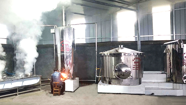 用烤酒設(shè)備蒸固態(tài)酒，怎么控制好火候？