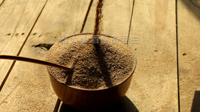 用白酒釀造設(shè)備釀出的白酒有苦味、澀味、臭味是怎么回事？