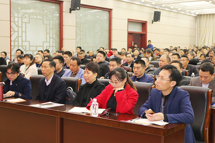 胡順開(kāi)同志受邀帶領(lǐng)技術(shù)團(tuán)隊(duì)為臨湘市300多位釀酒從業(yè)人員培訓(xùn)