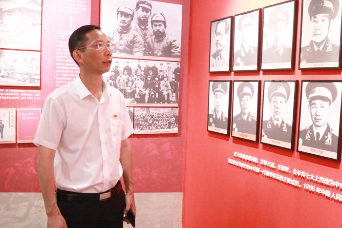 雅大黨支部書(shū)記胡順開(kāi)同志向革命先驅(qū)們致敬