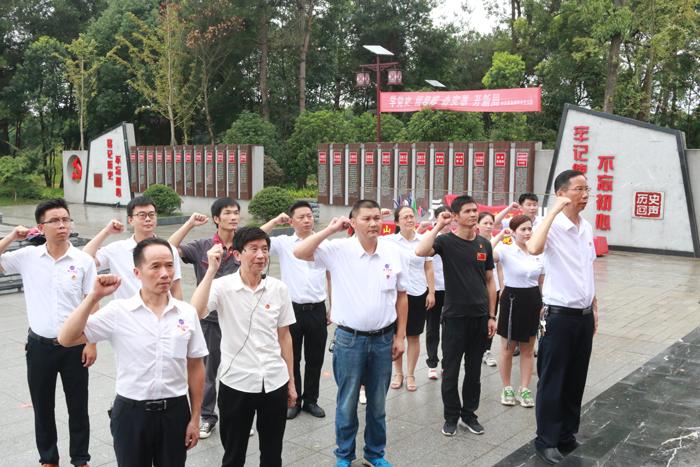 雅大黨支部書(shū)記胡順開(kāi)同志帶領(lǐng)黨員重溫入黨誓言