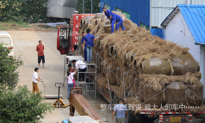 8.6整車陶缸到貨，雅大人卸車中