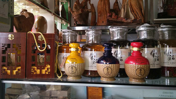 用雅大大型釀酒設(shè)備做薏米酒，“釀”出村民致富路