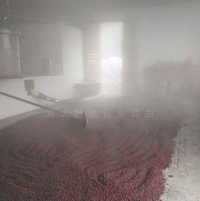 從廚師到釀酒師，用蒸餾釀酒設備釀出美酒，釀出紅火日子