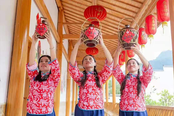 從廚師到釀酒師，用蒸餾釀酒設備釀出美酒，釀出紅火日子