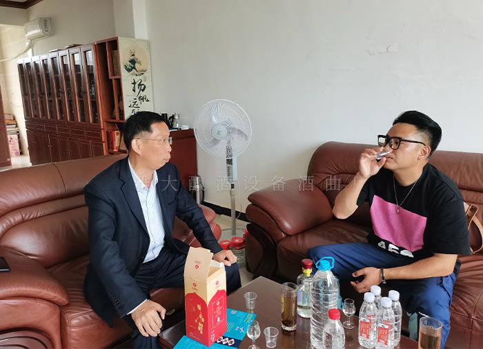 國(guó)家一級(jí)釀酒師胡順開為客戶指出酒中存在的問題