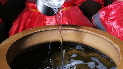 純糧釀酒設(shè)備：白酒經(jīng)時(shí)間的沉淀，其“烈性”逐漸被馴化