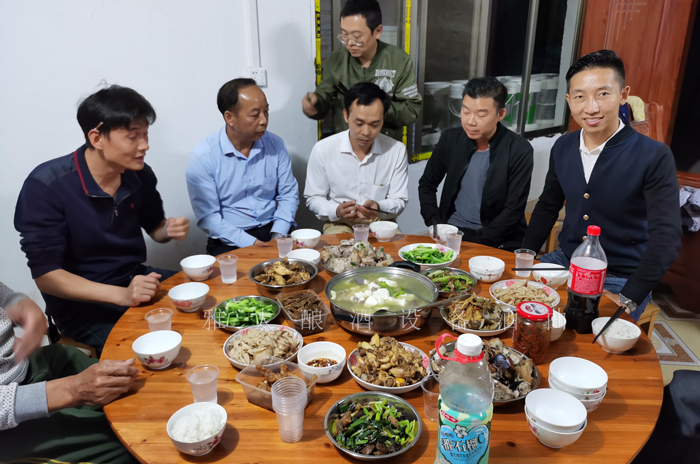 10.15雅大魏老師上門指導客戶釀酒，喝自家酒坊釀的純糧酒