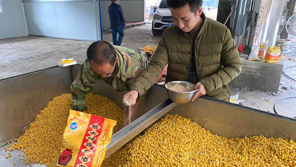 種糧+大型釀酒設(shè)備釀酒+養(yǎng)殖，村民收入三份錢！