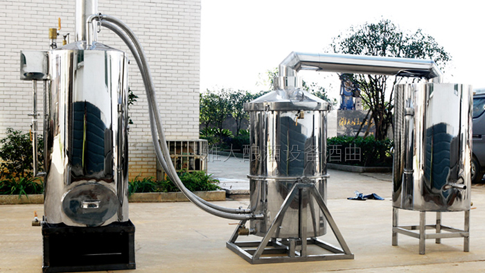 10.11雅大180°旋轉(zhuǎn)自動倒料智能釀酒設備