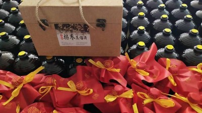 農(nóng)村老漢用山間野果結(jié)合現(xiàn)代制酒設(shè)備做酒，30元/斤還不愁賣