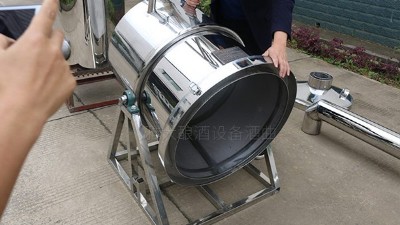 180°旋轉(zhuǎn)自動(dòng)倒料智能釀酒設(shè)備，讓“移動(dòng)釀酒”變得更簡(jiǎn)單！