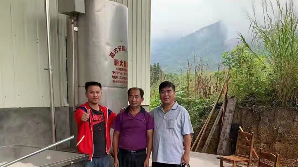 引進大型釀酒設(shè)備，利用家鄉(xiāng)的優(yōu)勢資源做窖藏酒！