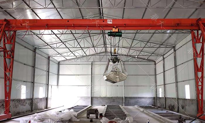 95 航吊+不銹鋼抓斗取料，省時省力