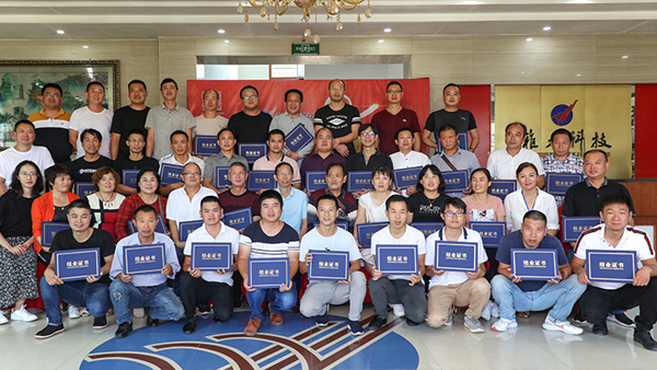 致富新模式：白酒釀酒設(shè)備釀酒，酒糟喂雞，多重收益