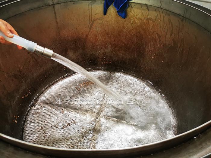 用雅大烤酒設(shè)備蒸完酒后，清洗干凈容器