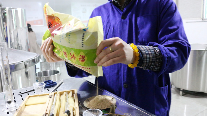 6、按比例稱好雅大水果酒曲